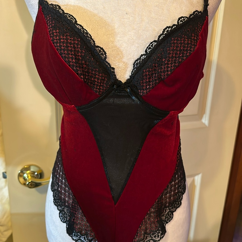 Red Velvet w/black lace bodysuit bra top 
BRAND NEW NEVER WORN